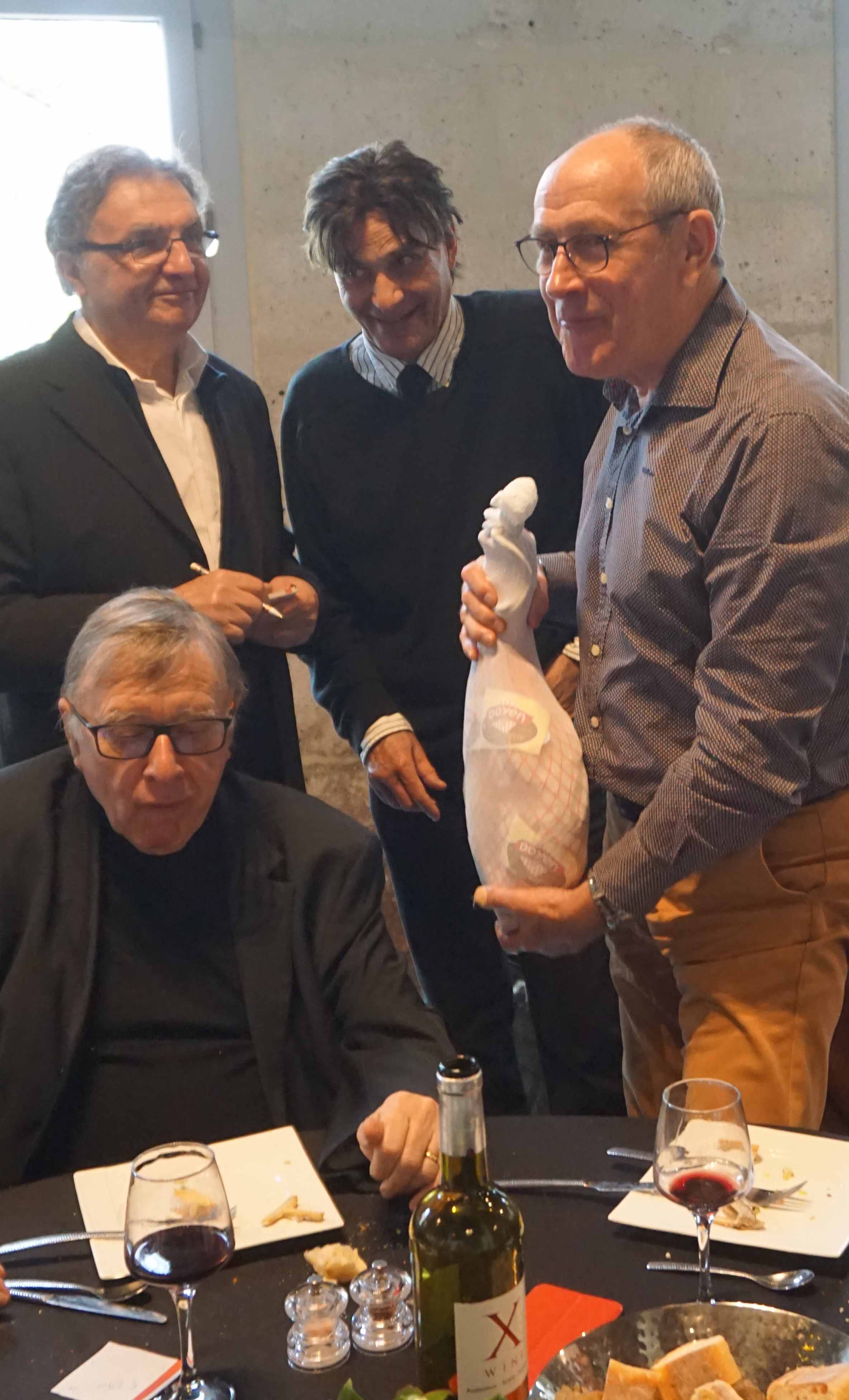 La traditionnelle pesée du jambon.