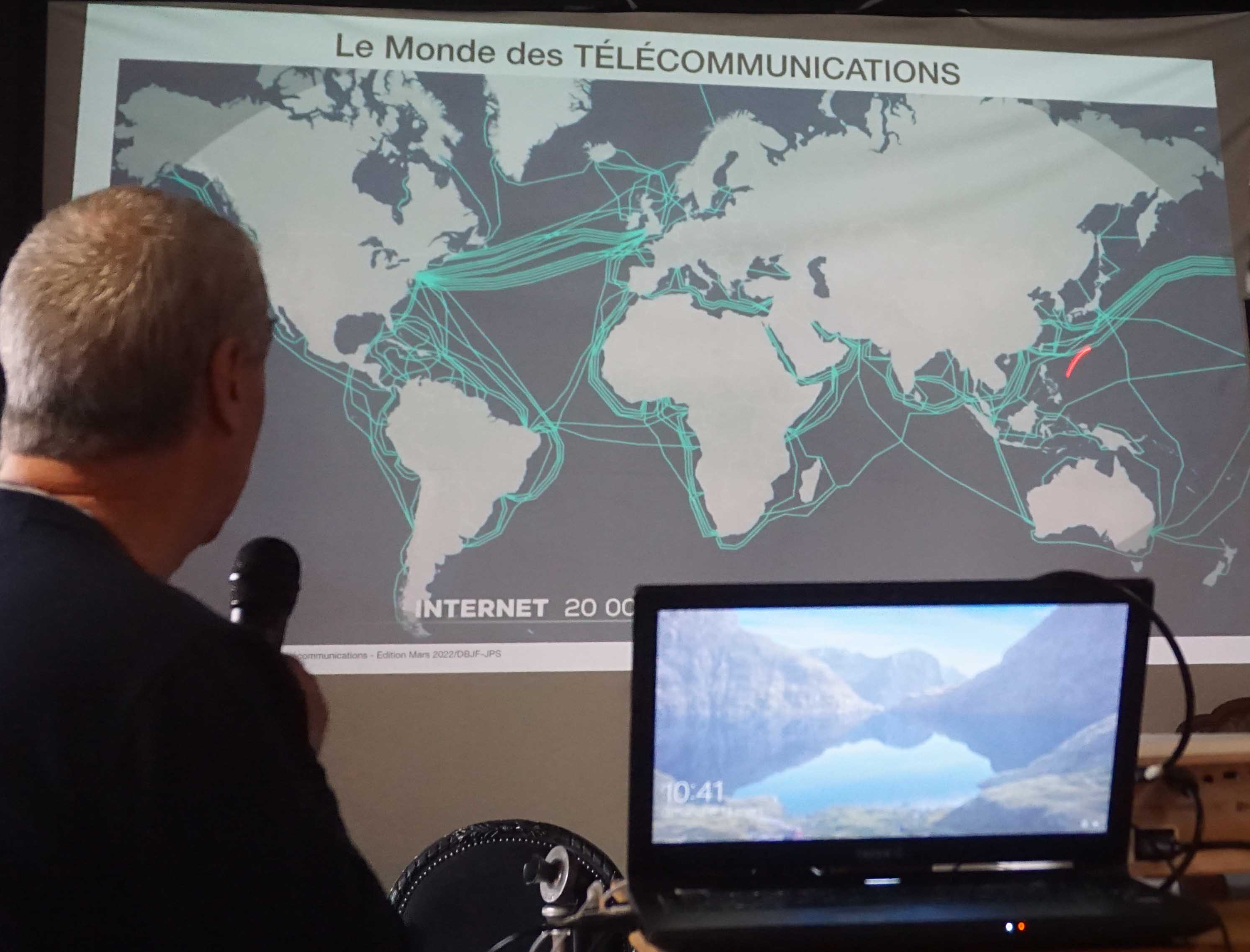 Pendant la conférence.