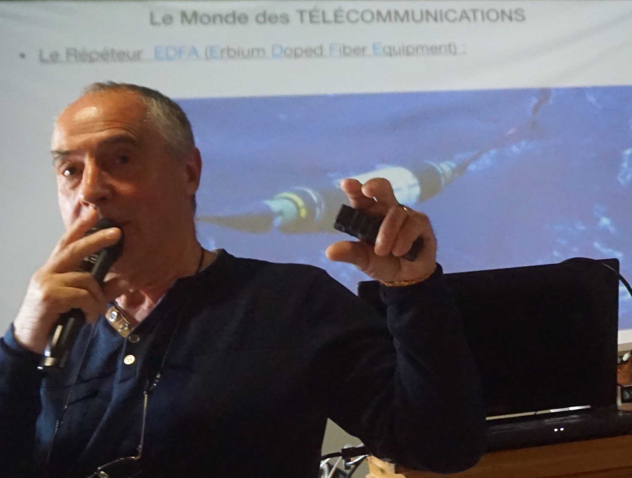 Pendant la conférence.