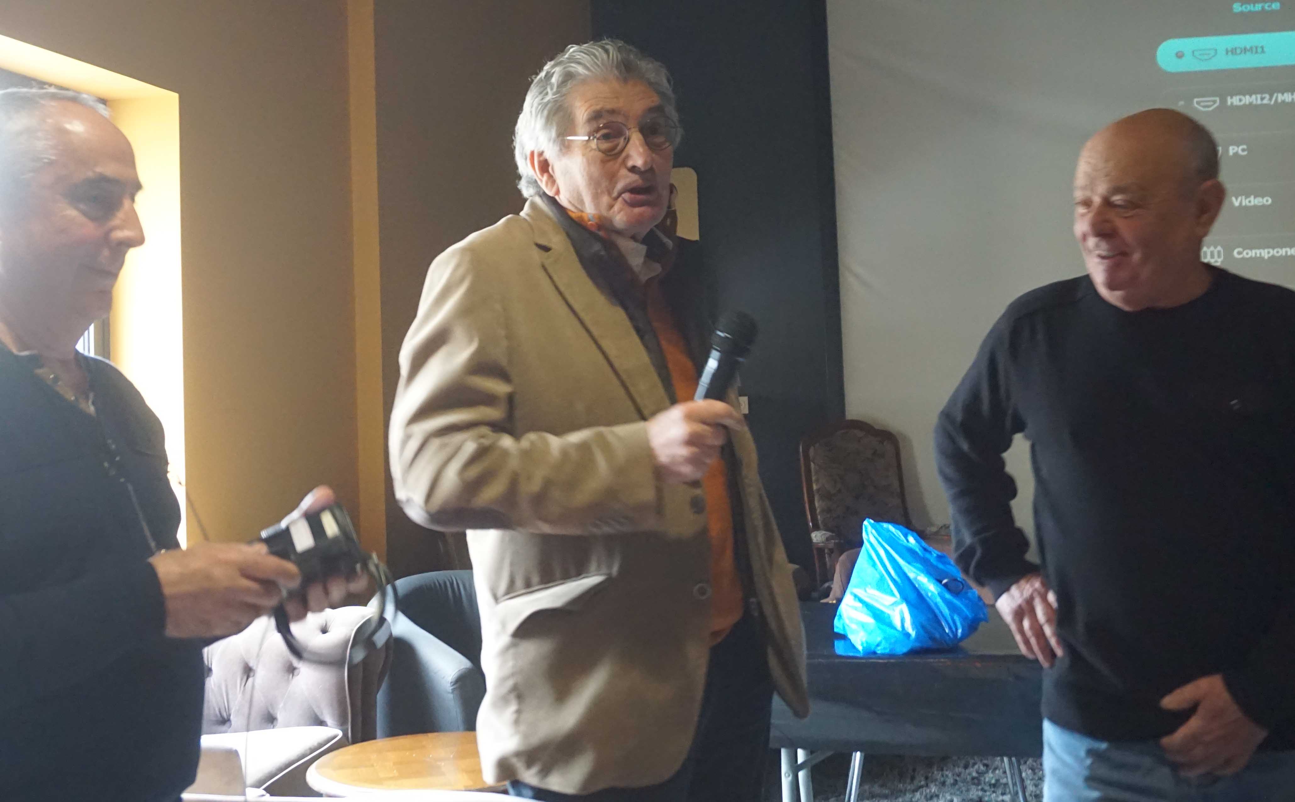 Pendant la conférence.