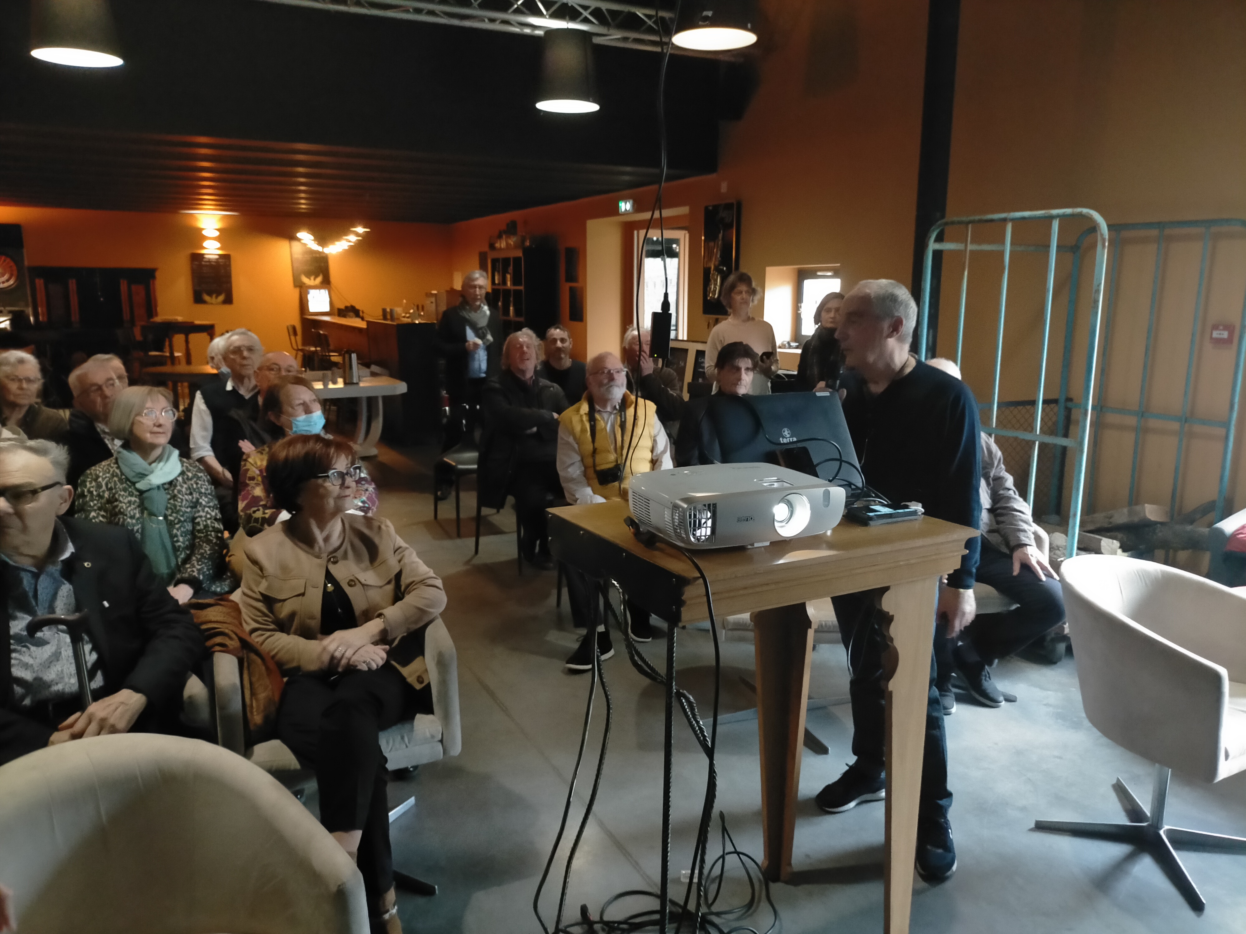 Pendant la conférence.