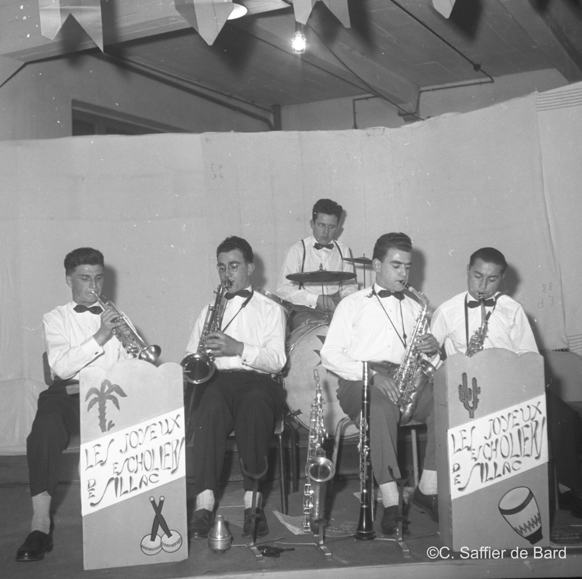 L'orchestre commence la soirée.